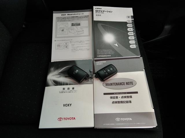 ヴォクシー ハイブリッドＶ　ハイブリッド　ワンオーナー　横滑り防止機能　ＡＢＳ　エアバッグ　オートクルーズコントロール　盗難防止装置　バックカメラ　ＥＴＣ　ミュージックプレイヤー接続可　ＣＤ　スマートキー　キーレス　フル装備（40枚目）