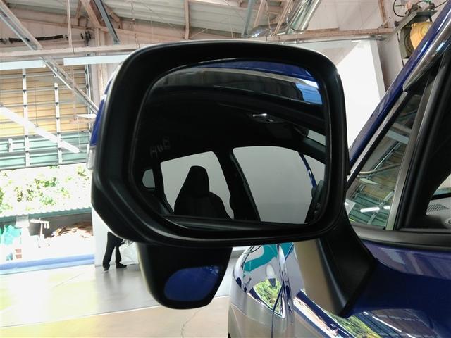 ドアミラーは電動格納機能もあります。駐車する際にこの機能があると大変便利ですね。