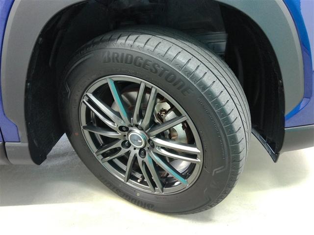 スポーティな印象を与えるアルミホイールです。どこまでも走っていきたくなるようなデザインですね♪