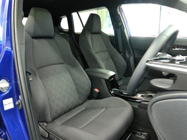 運転席側からの前席ビューです。内装色はブラック系ですので汚れも目立ちにくいです♪