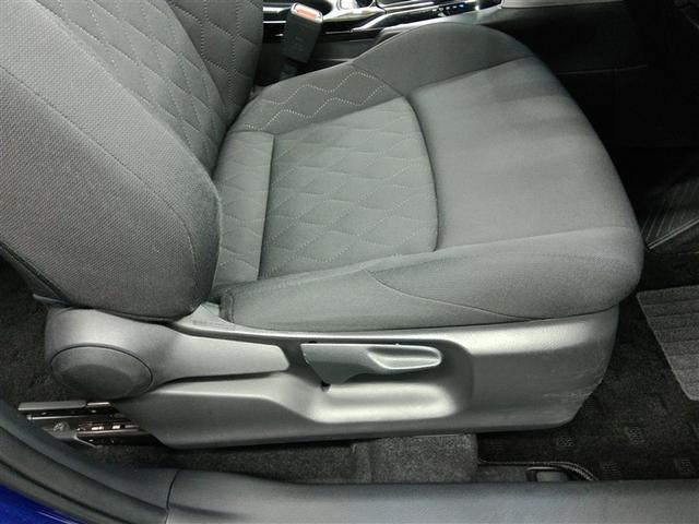 運転席です。座席の上下もできるシートアジャスター付きです。