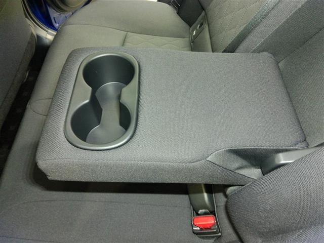 後席のカップホルダー付きのアームレストです。