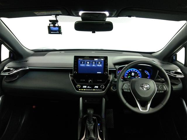 スタイリッシュなデザインのインパネ。各操作スイッチは使いやすい位置に配置されてます。