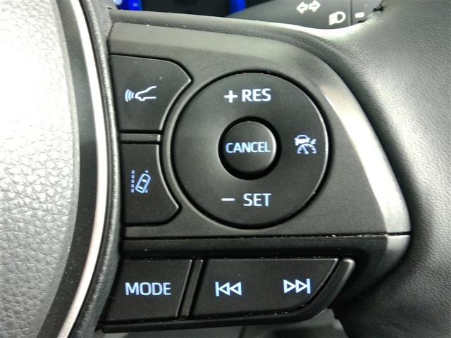 運転席側のステアリングスイッチです。クルーズコントロールの操作とオーディオの操作ができます。クルーズコントロールは高速道路走行時に燃費向上、運転者の疲労軽減に貢献します。
