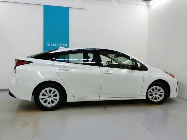 プリウス Ｓ　ハイブリッド　安全装備　衝突被害軽減システム　横滑り防止機能　ＡＢＳ　エアバッグ　オートクルーズコントロール　盗難防止装置　バックカメラ　ＥＴＣ　ドラレコ　ミュージックプレイヤー接続可　ＣＤ　キーレス（7枚目）