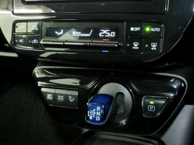 プリウス Ｓ　ハイブリッド　安全装備　衝突被害軽減システム　横滑り防止機能　ＡＢＳ　エアバッグ　オートクルーズコントロール　盗難防止装置　バックカメラ　ＥＴＣ　ドラレコ　ミュージックプレイヤー接続可　ＣＤ　キーレス（12枚目）