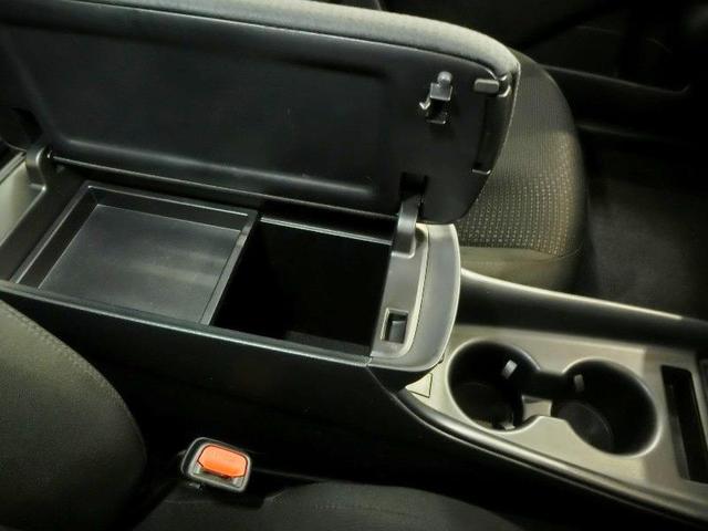 プリウス Ｓ　ハイブリッド　安全装備　衝突被害軽減システム　横滑り防止機能　ＡＢＳ　エアバッグ　オートクルーズコントロール　盗難防止装置　バックカメラ　ＥＴＣ　ドラレコ　ミュージックプレイヤー接続可　ＣＤ　キーレス（13枚目）