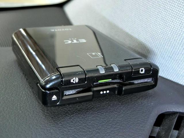 プリウス Ｓ　ハイブリッド　安全装備　衝突被害軽減システム　横滑り防止機能　ＡＢＳ　エアバッグ　オートクルーズコントロール　盗難防止装置　バックカメラ　ＥＴＣ　ドラレコ　ミュージックプレイヤー接続可　ＣＤ　キーレス（18枚目）