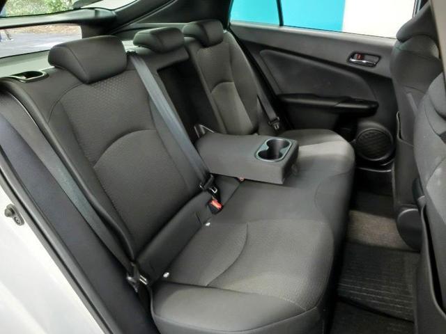 プリウス Ｓ　ハイブリッド　安全装備　衝突被害軽減システム　横滑り防止機能　ＡＢＳ　エアバッグ　オートクルーズコントロール　盗難防止装置　バックカメラ　ＥＴＣ　ドラレコ　ミュージックプレイヤー接続可　ＣＤ　キーレス（27枚目）