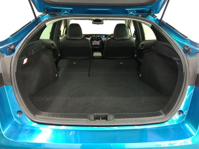 プリウス Ｓツーリングセレクション　ハイブリッド　ワンオーナー　安全装備　衝突被害軽減システム　横滑り防止機能　ＡＢＳ　エアバッグ　オートクルーズコントロール　盗難防止装置　バックカメラ　ミュージックプレイヤー接続可　ＣＤ　スマートキー（18枚目）