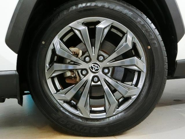 スポーティな印象を与えるアルミホイールです。どこまでも走っていきたくなるようなデザインですね♪