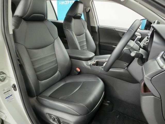 運転席側からの前席ビューです。内装色はブラック系ですので汚れも目立ちにくいです♪