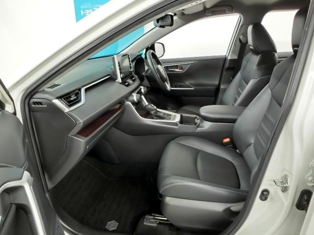 助手席側からの前席ビューです。合成皮革で包み込んだ上質なシートです。ラグジュアリーな気分にさせてくれます♪