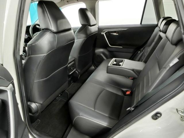 助手席側からの後席ビューです。