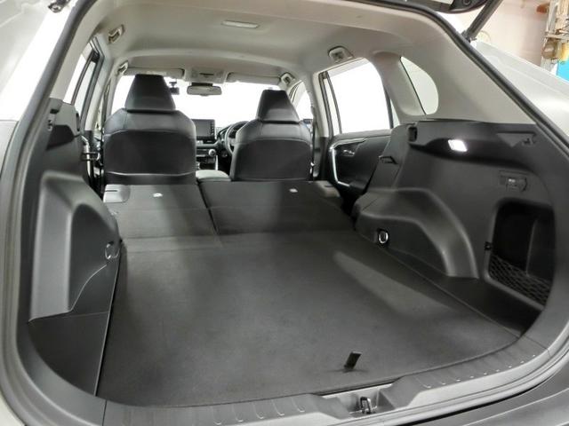 後席を倒した状態でのトランクビューです。