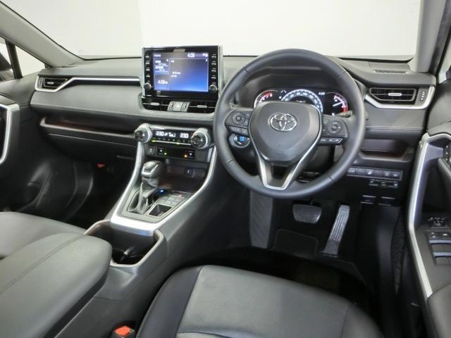 スタイリッシュなデザインのインパネ。各操作スイッチは使いやすい位置に配置されてます。