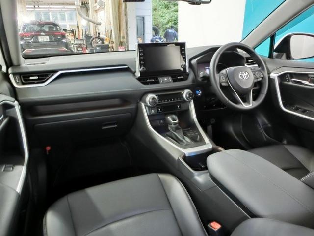 スタイリッシュなデザインのインパネ。各操作スイッチは使いやすい位置に配置されてます。