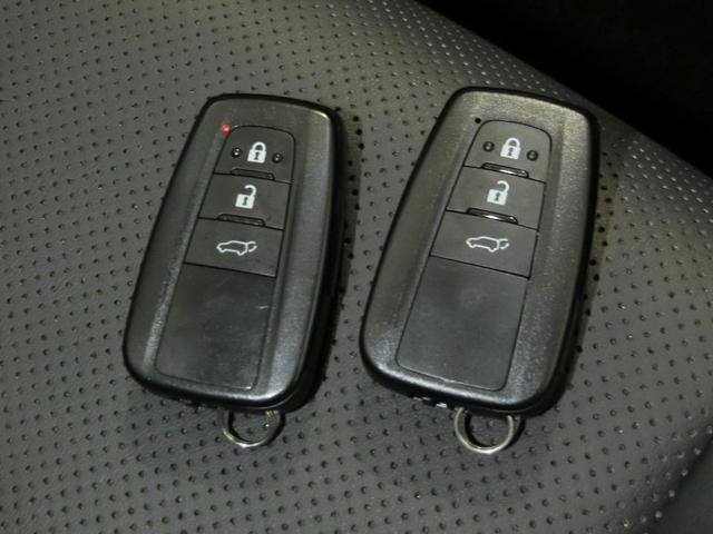 スマートキーを携帯していればキーを取り出さずにドアを施錠＆解錠。クルマの始動も可能です。