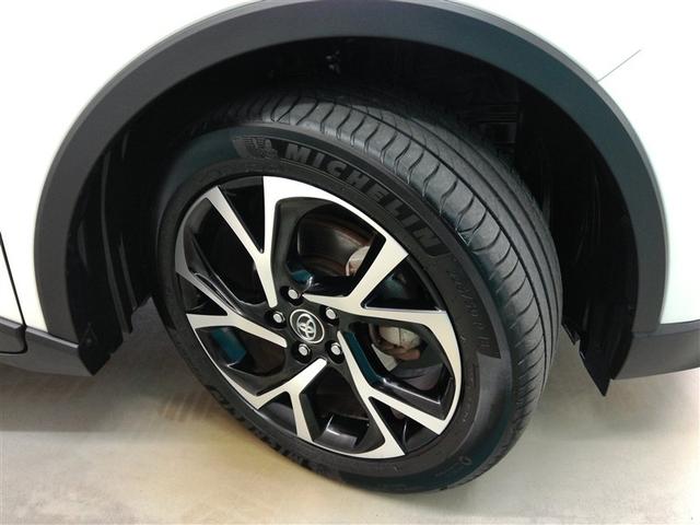 スポーティな印象を与えるアルミホイールです。どこまでも走っていきたくなるようなデザインですね♪