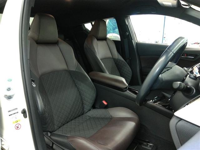 運転席側からの前席ビューです。内装色はブラック系ですので汚れも目立ちにくいです♪