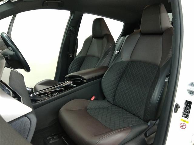 助手席側からの前席ビューです。一部ではありますがシート生地に本革が使われています。