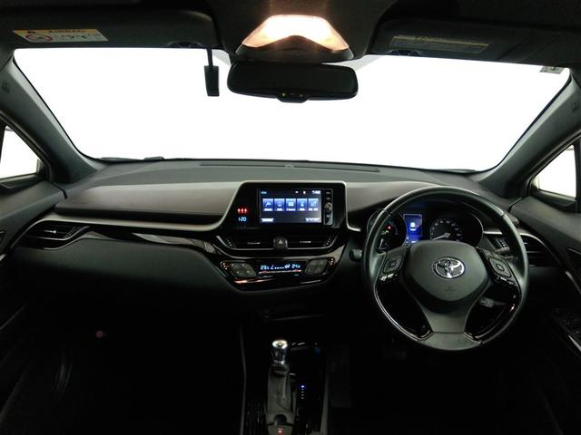 スタイリッシュなデザインのインパネ。各操作スイッチは使いやすい位置に配置されてます。