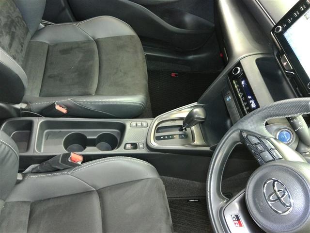 ヤリスクロス ハイブリッド　ＧＲスポーツ　ハイブリッド　ワンオーナー　安全装備　衝突被害軽減システム　横滑り防止機能　ＡＢＳ　エアバッグ　オートクルーズコントロール　盗難防止装置　ナビ　バックカメラ　ＥＴＣ　ミュージックプレイヤー接続可（13枚目）