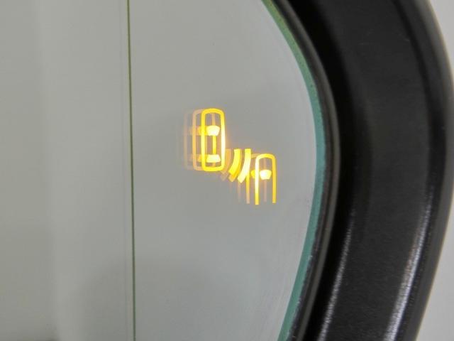 �u���C���h�X�|�b�g���j�^�[�ł��B�׎Ԑ��𑖂�ԗ������[�_�[�Ō��m����ƁA�h�A�~���[�ɓ��ڂ��ꂽ�k�d�c�C���W�P�[�^�[���_�����^�]�҂ɎԐ��ύX�̒��ӂ𑣂��܂��B