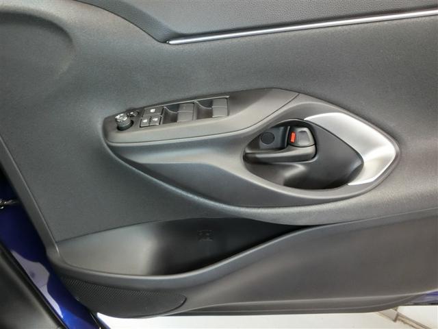 ドアポケットがついています。