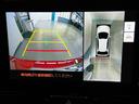パノラミックビューモニター付きです。車両を上から見たような映像をディスプレイオーディオ画面に表示。運転席からの目視だけでは見にくい、車両周辺の状況をリアルタイムでしっかり確認できます。