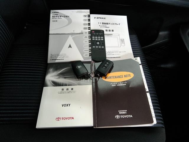ヴォクシー ＺＳ　ワンオーナー　横滑り防止機能　ＡＢＳ　エアバッグ　盗難防止装置　アイドリングストップ　バックカメラ　後席モニター　ＥＴＣ　ミュージックプレイヤー接続可　ＣＤ　スマートキー　キーレス　フル装備　オートマ（37枚目）