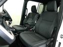 助手席側からの前席ビューです。ファブリックで包み込んだベーシックなシートです。通気性が良くて蒸れにくい上に、保温性も高いので冬場でも冷えを感じにくいです♪