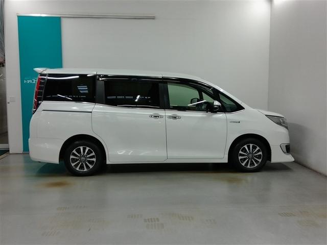 エスクァイア ハイブリッドGi ハイブリッド ワンオーナー 衝突被害軽減システム 横滑り防止機能 ABS エアバッグ オートクルーズコントロール 盗難防止装置 バックカメラ 後席モニター ETC ミュージックプレイヤー接続可 CD(3枚目)