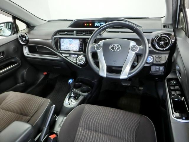 アクア Ｇ　ハイブリッド　衝突被害軽減システム　横滑り防止機能　ＡＢＳ　エアバッグ　オートクルーズコントロール　盗難防止装置　バックカメラ　ＥＴＣ　ミュージックプレイヤー接続可　ＣＤ　スマートキー　キーレス（3枚目）