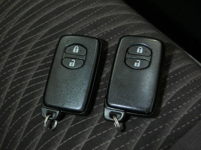 アクア Ｇ　ハイブリッド　衝突被害軽減システム　横滑り防止機能　ＡＢＳ　エアバッグ　オートクルーズコントロール　盗難防止装置　バックカメラ　ＥＴＣ　ミュージックプレイヤー接続可　ＣＤ　スマートキー　キーレス（10枚目）