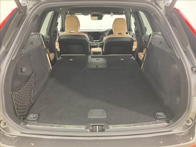 ＸＣ６０ Ｄ４　ＡＷＤ　インスクリプション　禁煙　ハーマンカードンサウンド　ヘッドアップディスプレイ　アンバーレザーシート　シートクーラー　全席シートヒーター　ステアリングヒーター　電動リアゲート　軽減ブレーキ　追従クルーズコントロール（14枚目）