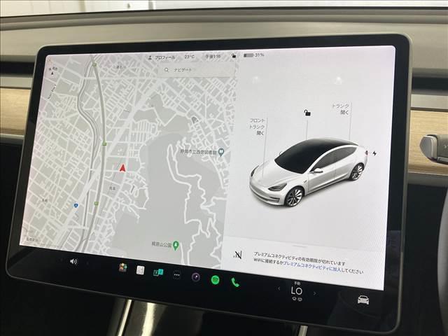 モデル３ ロングレンジ　禁煙　シートヒーター　パノラマガラスルーフ　クルーズコントロール　オートパイロット　パワーシート　ブラックレザーシート　電動リアゲート　バックカメラ　カードキー　ＬＥＤヘッドライト　純正ナビ（4枚目）