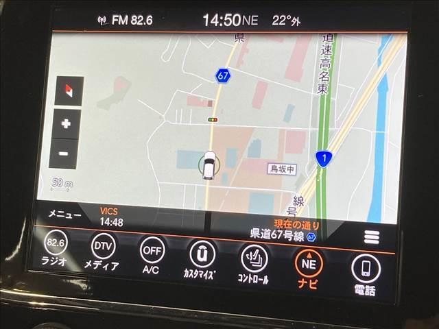 ジープ・グランドチェロキー アルティテュード　禁煙　シートヒーター　クルーズコントロール　バックカメラ　エアサス　スマートキー　コーナーセンサー　ルーフレール　純正ナビ　ヒーテッドミラー　パワーシート　純正２０インチアルミ　ハーフレザーシート（4枚目）