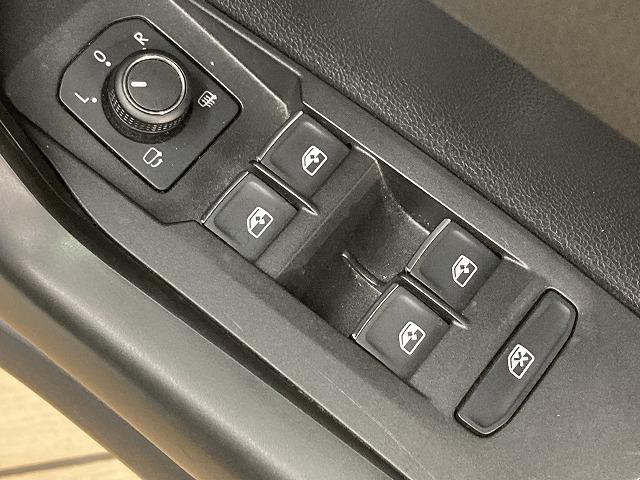 ポロ ＴＳＩコンフォートライン　純正ナビ／ＡｐｐｌｅＣａｒＰｌａｙ／バックカメラ／ＥＴＣ／フルセグテレビ／クルーズコントロール／ステアリングスイッチ／オートエアコン／オートライト／ＣＤ・ＤＶＤデッキ／フロントフォグランプ（44枚目）