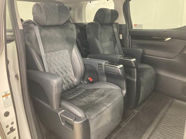 【リアシート】後部座席も気になるようなキズ・汚れやへたり等、大きなダメージはなく、良好な状態です。