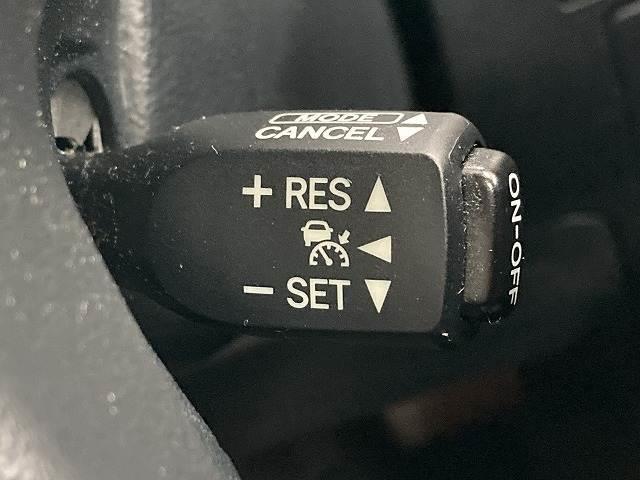 【レーダークルーズコントロール】追従型クルーズコントロールは、レーダーやビデオカメラが前方の車の状況を検知し、状況に合わせて速度を自動調整してくれる機能を備えています。