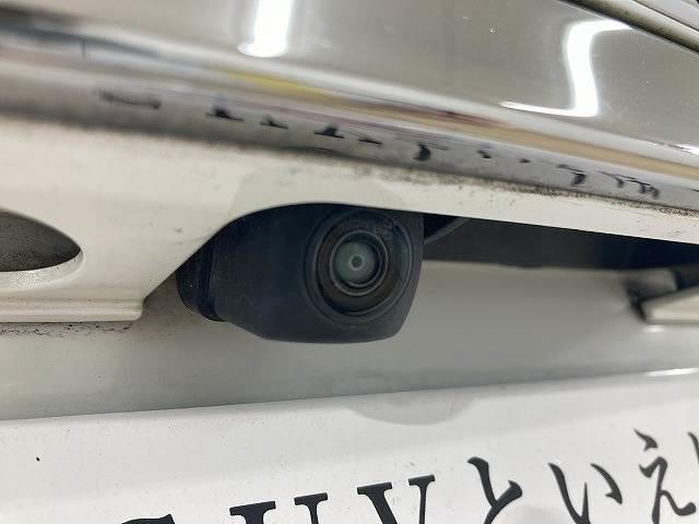 【カラーバックモニター】を装備しております。リアの映像がカラーで映し出されますので日々の駐車も安心安全です。