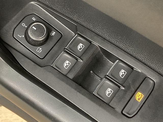 ポロ TSI Highline レーダークルーズコントロール/純正ナビ/フルセグTV/バックカメラ/クリアランスソナー/ETC/パドルシフト/オートライト/プッシュスタート/LEDヘッド/USBポート/スマートキー/オートエアコン(49枚目)