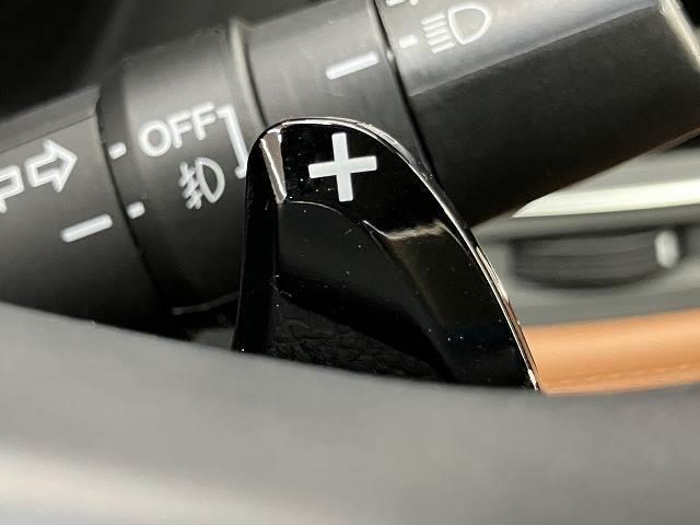 【パドルシフト】高速道路走行時など、エンジンブレーキを使用する際にはお手元で簡単にシフトダウン出来ます。