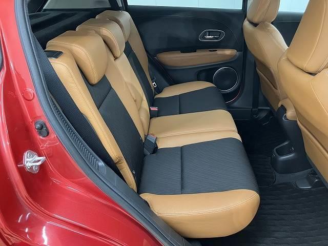 【リアシート】後部座席も気になるようなキズ・汚れやへたり等、大きなダメージはなく、良好な状態です。