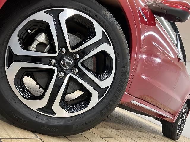 【純正１７インチＡＷ】装備です！また、当社では社外ＡＷやスタッドレスタイヤの販売も行っております！