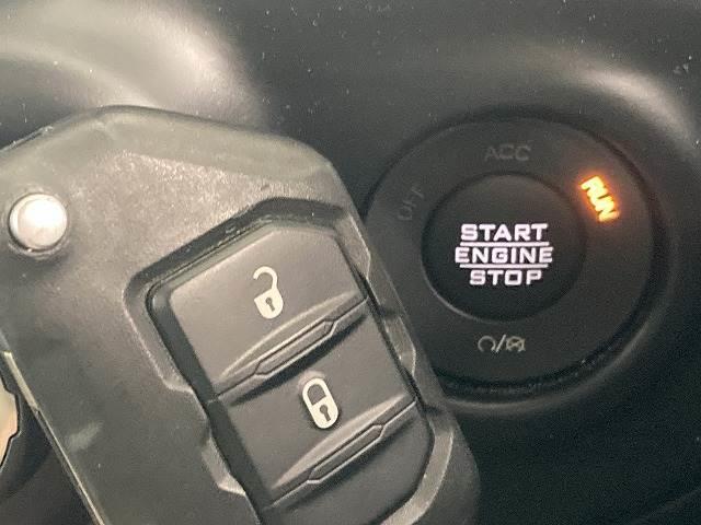 ジープ・ラングラーアンリミテッド Ｕｎｌｉｍｉｔｅｄ　Ｓａｈａｒａ　８型ナビ／レーダークルーズコントロール／ブラインドスポットモニター／シートヒーター／ステアリングヒーター／クリアランスソナー／フルセグＴＶ／ＡＣ１００Ｖ電源／スマートキー／純正１８インチアルミホイール（10枚目）