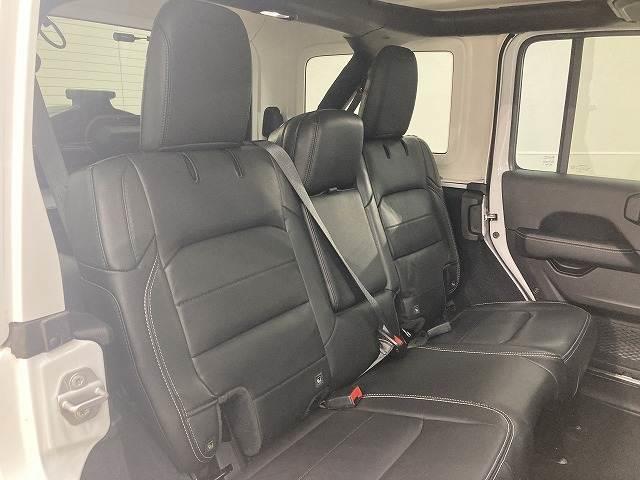 ジープ・ラングラーアンリミテッド Ｕｎｌｉｍｉｔｅｄ　Ｓａｈａｒａ　８型ナビ／レーダークルーズコントロール／ブラインドスポットモニター／シートヒーター／ステアリングヒーター／クリアランスソナー／フルセグＴＶ／ＡＣ１００Ｖ電源／スマートキー／純正１８インチアルミホイール（13枚目）