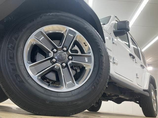 ジープ・ラングラーアンリミテッド Ｕｎｌｉｍｉｔｅｄ　Ｓａｈａｒａ　８型ナビ／レーダークルーズコントロール／ブラインドスポットモニター／シートヒーター／ステアリングヒーター／クリアランスソナー／フルセグＴＶ／ＡＣ１００Ｖ電源／スマートキー／純正１８インチアルミホイール（19枚目）