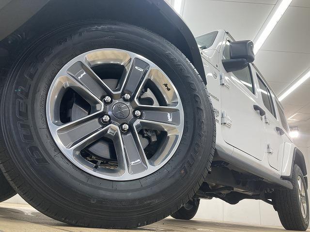 ジープ・ラングラーアンリミテッド Ｕｎｌｉｍｉｔｅｄ　Ｓａｈａｒａ　８型ナビ／レーダークルーズコントロール／ブラインドスポットモニター／シートヒーター／ステアリングヒーター／クリアランスソナー／フルセグＴＶ／ＡＣ１００Ｖ電源／スマートキー／純正１８インチアルミホイール（21枚目）